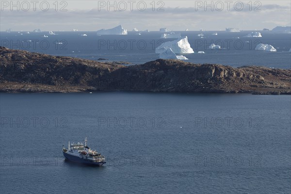 Icebergs at Sydkap