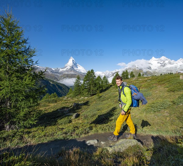 Hiker on the 5 lakes hiking trail