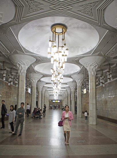 Mustakillik Maydoni Metro Station
