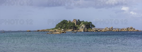 Ile de Costaeres seen from the Plage de Tourony