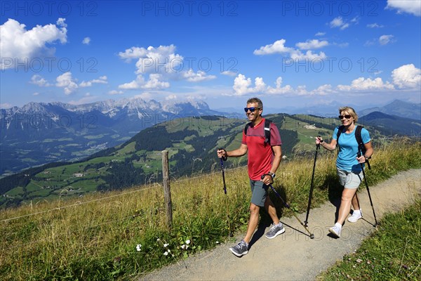 Hikers on the summit panorama trail of the Hohe Salve