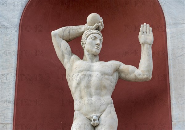 Statue of shot put thrower at Stadio dei Marmi
