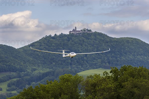 Glider in front of Teck Castle