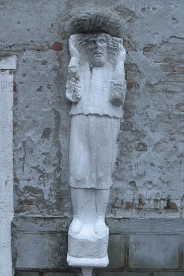 Marble statue of a merchant family from the 13/14 century