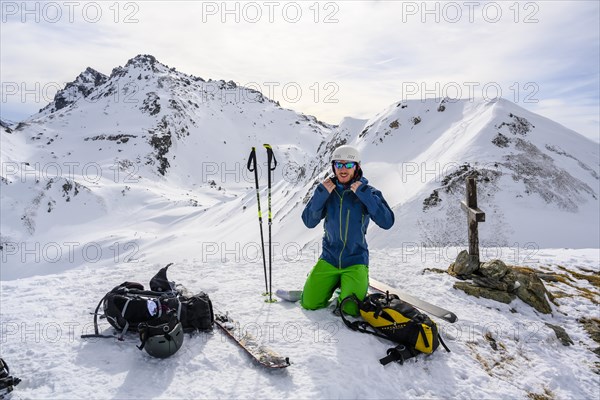 Ski tourers bouncing at the summit