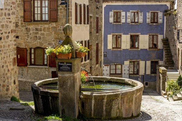 Melon fountain of Pradelles labelled les plus beaux villages de France on Stevenson trail