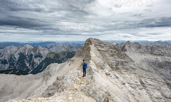 Mountaineer on the ridge of the Oedkarspitzen