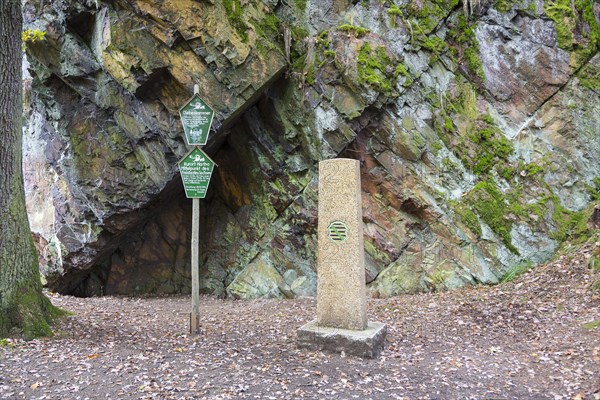Stele and shield at the centre of Saxony