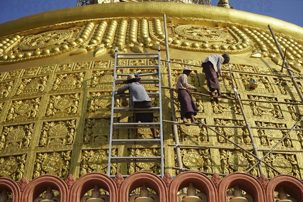 Workers at the Stupa of the Sitagu International Buddhist Academy