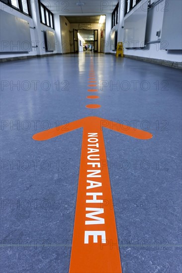 Guide to the emergency room on the floor of the hospital