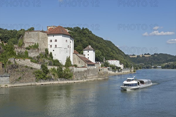 Veste Niederhaus with excursion boat on the Danube