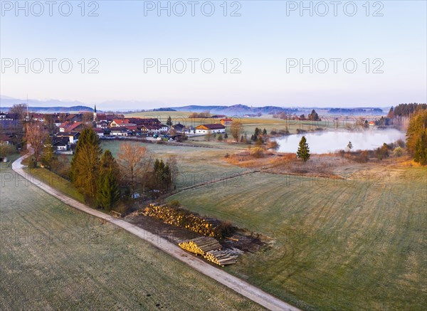 Aufhofener Weiher with the village of Aufhofen