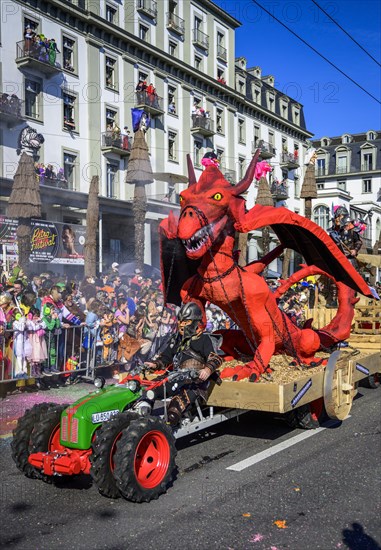 Dragon figure on float, Carnival procession of the Wey Guild on Rosenmontag