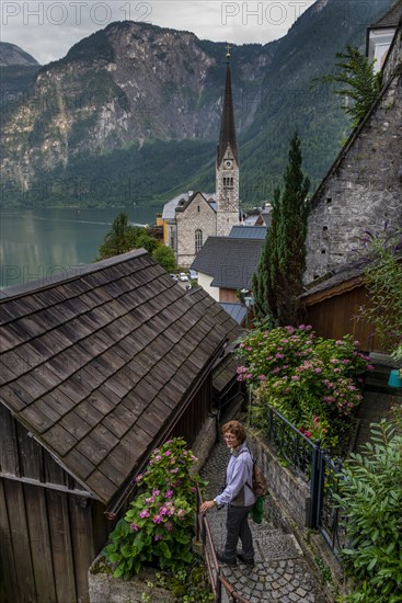 Tourist in einger Gasse, Hallstatt with church