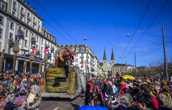Dragon figure on motive wagon, carnival procession of the Wey guild on Rosenmontag