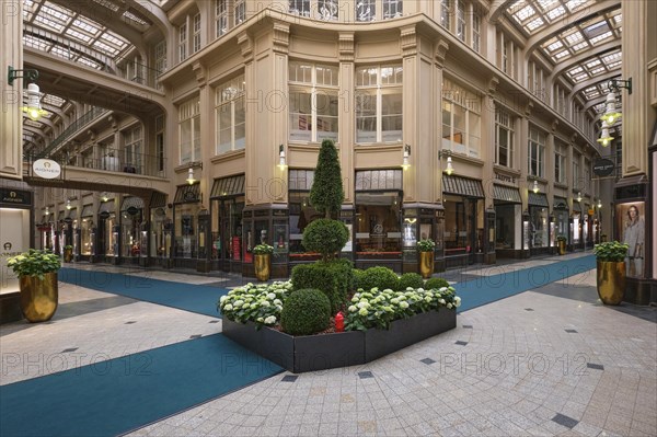 Empty Maedlerpassage, curfew due to coronavirus
