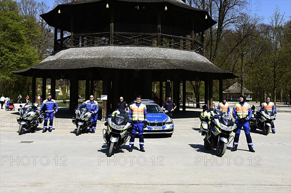 Group photo Munich police in front of the Chinese Tower, Corona crisis