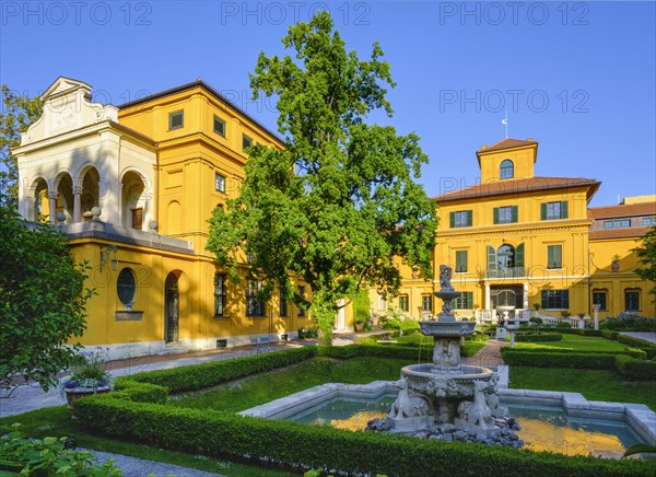Lenbachhaus with garden and fountain