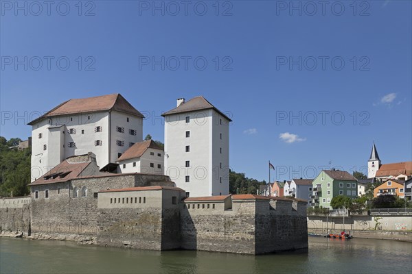 Veste Niederhaus with excursion boat on the Danube