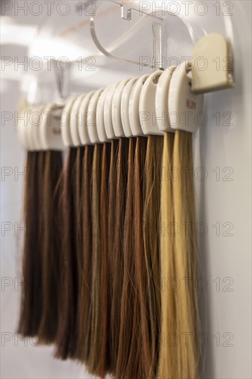 Pattern with hair tears to choose the hair color when dyeing hair in the hair salon