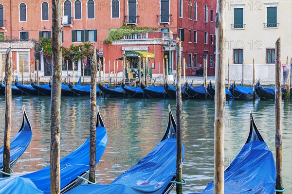 Parking gondolas on the Canale Grande caused by the Corona Pandemic