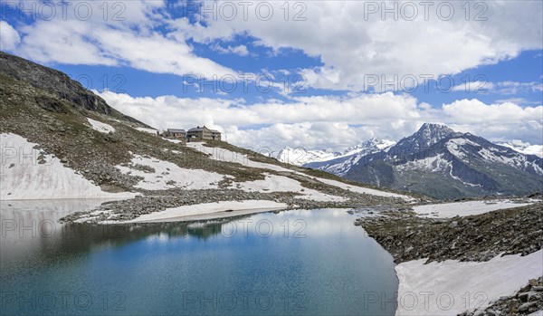 Friesenbergsee with Friesenberghaus in front of snowy mountains