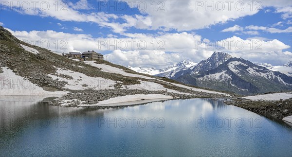 Friesenbergsee with Friesenberghaus in front of snowy mountains