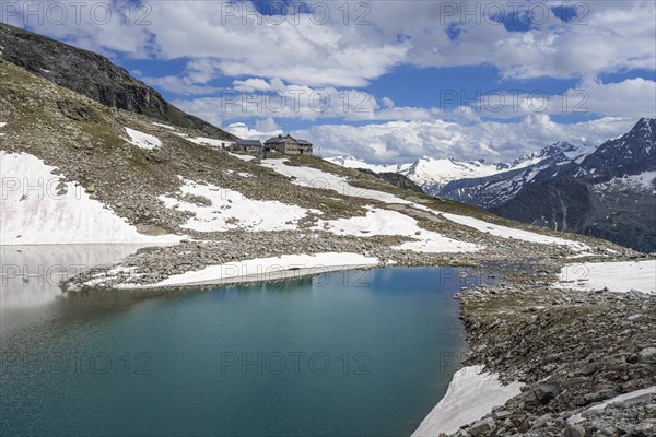 Friesenbergsee with Friesenberghaus in front of snowy mountains