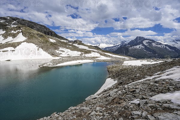Friesenbergsee with Friesenberghaus in front of snowy mountains