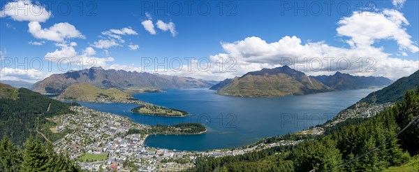 View of Lake Wakatipu and Queenstown