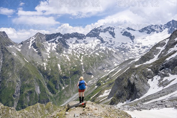 Hiker on the descent from the Moerchnerscharte to the Floitengrund