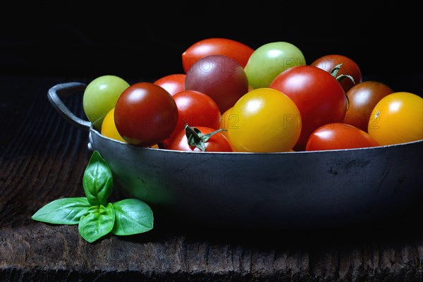 Various cherry tomatoes in shell