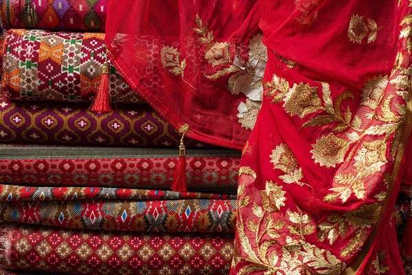 Bales of cloth and sartoids are offered for sale