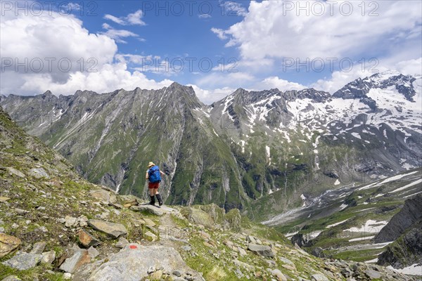 Hiker on the descent from the Moerchnerscharte to Floitengrund