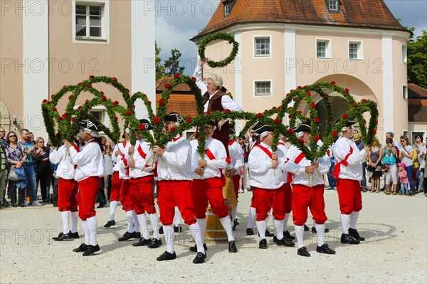 Ulmer Bindertanz in the monastery courtyard in Waiblingen