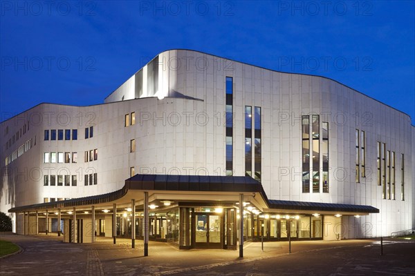 Aalto Theater am Abend