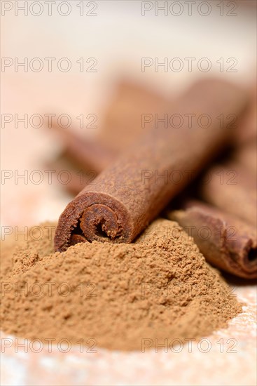 Cinnamonrods and powder