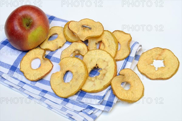 Dried apple slices and apples