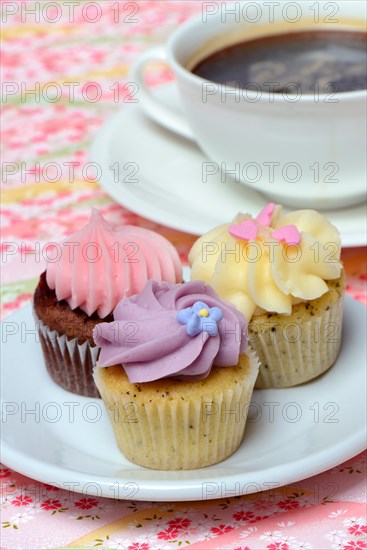Mini-Cupcakes on plate with coffee cup