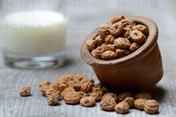Tigernuts in pot and glass of milk
