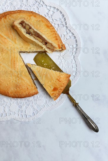 Valais nut cake with cake shovel