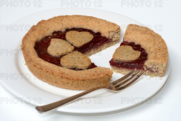 Linzertorte on plate