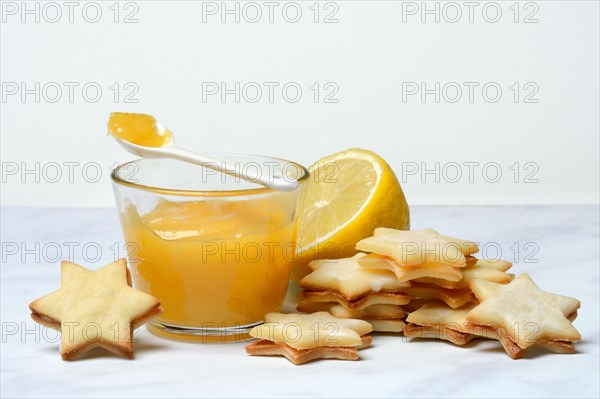 Lemon biscuits and zest with lemon cream