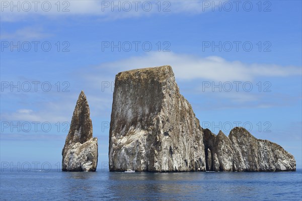 Excursion boats at Kickers Rock