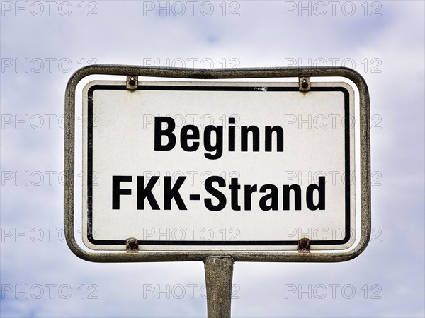 Sign with the inscription Beginning of nudist beach