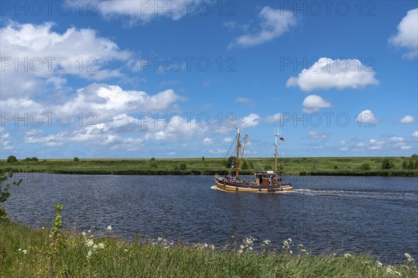 Crab cutter in the Leyhoerner-Sieltief