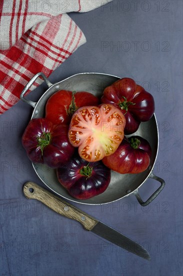 Sliced tomato Mar Azul in skin