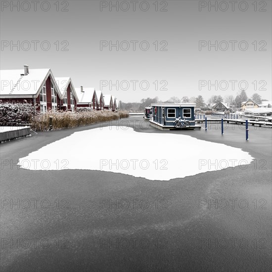 Snowy houseboat on the Scharmuetzelsee