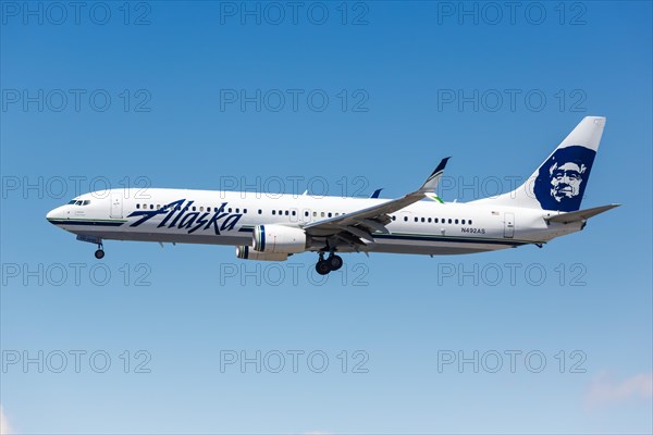 A Boeing 737-900ER aircraft of Alaska Airlines with registration N492AS at Los Angeles Airport