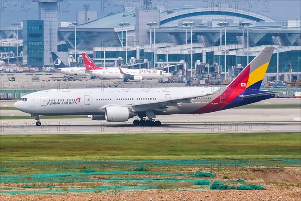 An Asiana Airlines Boeing 777-200ER with registration number HL8284 at Seoul Incheon International Airport
